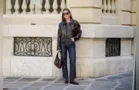 Calça jeans reta evoca nostalgia dos anos 1990 em looks modernos
