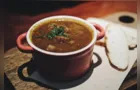 Sopa de fubá com carne moída é o melhor jantar em noites frias; veja
