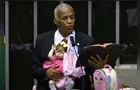 Com bebê reborn no colo, deputado cristão diz que boneca 'não é pecado'