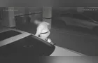 Homem invade garagem de prédio, furta itens e foge pedalando em PG
