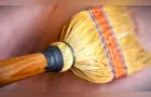 Homem invade casa, tira a roupa e mulher usa vassoura para fugir