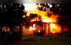 Casa é consumida pelo fogo em Ponta Grossa; veja vídeo