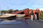 Carreta tomba e interdita BR-376 em PG; trânsito flui via marginal