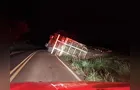 Caminhão carregado com mais de 30 toneladas de tora tomba na PR-364