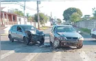 Veículos colidem de frente em cruzamento no bairro de Uvaranas