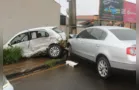 Carro atinge poste após forte colisão em frente ao 13º BIB em PG