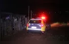 Homem é chamado no portão de casa e acaba baleado em PG
