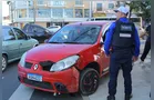 Carro 'roda' na pista após colisão em rotatória de PG