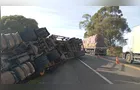 Caminhão transportando madeira tomba na PR-092 em Arapoti
