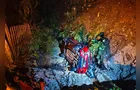 Carro despenca de barranco e cai em arroio no bairro Contorno