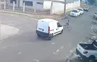 Câmera flagra acidente entre carro e bicicleta de criança de 6 anos