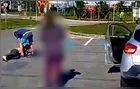 Motorista de app é filmado gritando enquanto é golpeado durante assalto