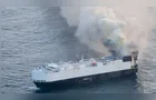 Navio com 3 mil carros pega fogo e é abandonado no Pacífico