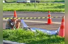 Pai se desespera ao reconhecer corpo do filho vítima de acidente de moto