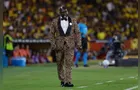 Técnico sul-americano volta a surpreender com look em jogo de futebol