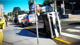 Câmera registra momento em que carro tomba após colisão em PG