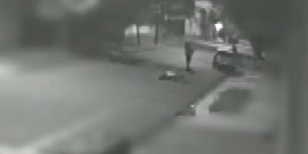 Nas imagens, dois homem aparecem em uma moto aguardando na esquina