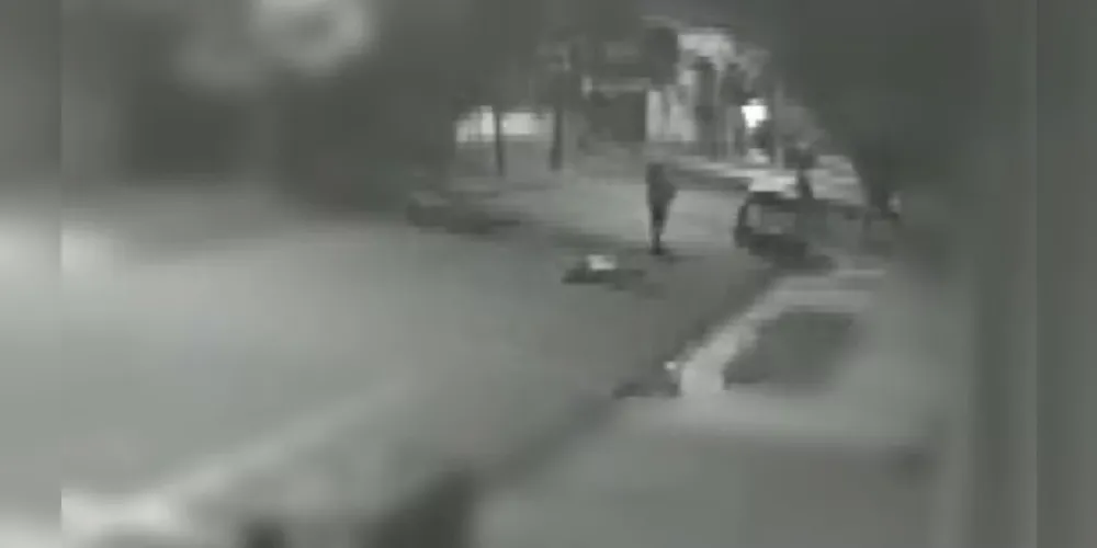 Nas imagens, dois homem aparecem em uma moto aguardando na esquina