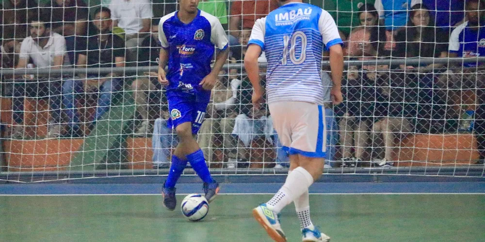 A competição reúne equipes representando os municípios da região e segue até dezembro