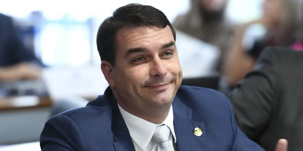 O senador Flávio Bolsonaro saiu do Brasil na quinta-feira (17)