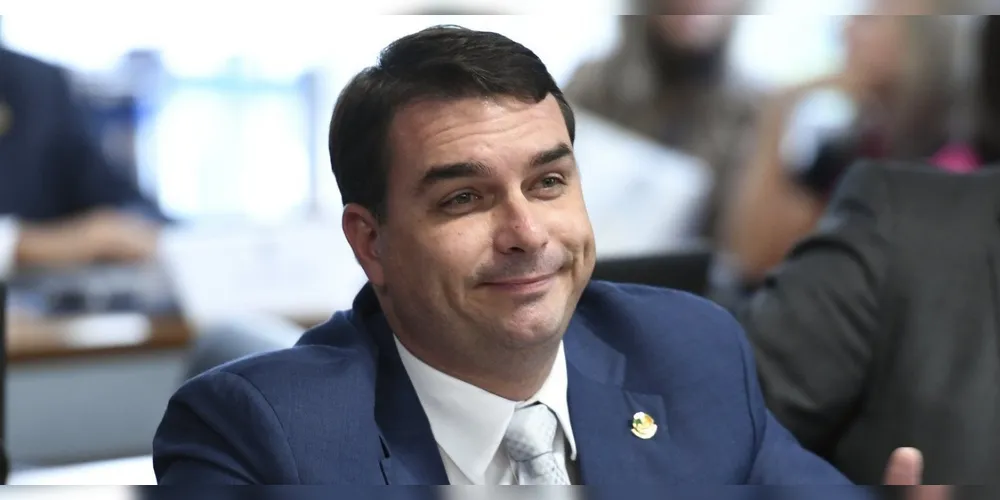 O senador Flávio Bolsonaro saiu do Brasil na quinta-feira (17)