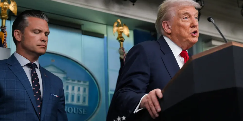 O secretário de Defesa dos Estados Unidos, Pete Hegseth, ao lado do presidente americano, Donald Trump