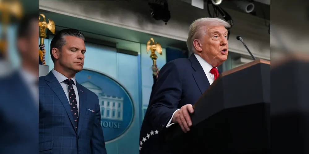 O secretário de Defesa dos Estados Unidos, Pete Hegseth, ao lado do presidente americano, Donald Trump