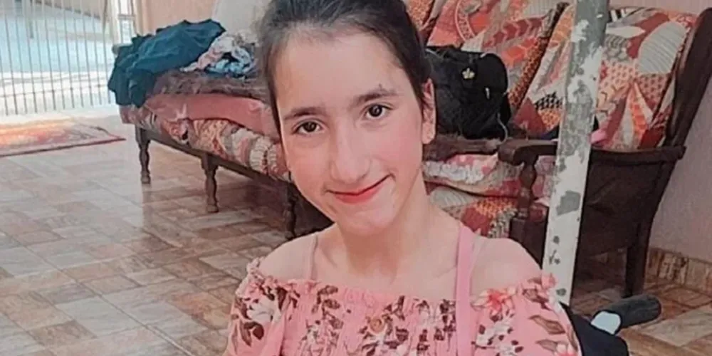 Yasmin nasceu com 6 voltas do cordão no pescoço , ocasionando assim uma paralisia cerebral