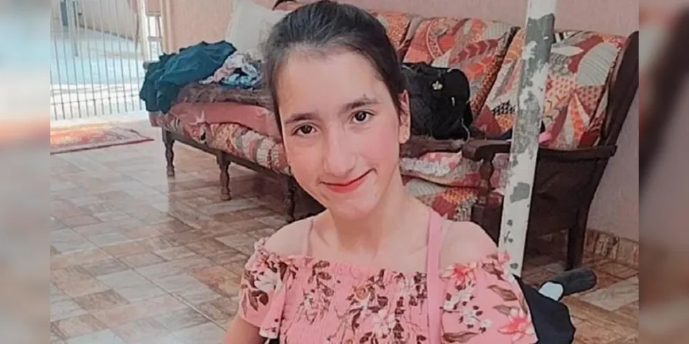 Yasmin nasceu com 6 voltas do cordão no pescoço , ocasionando assim uma paralisia cerebral