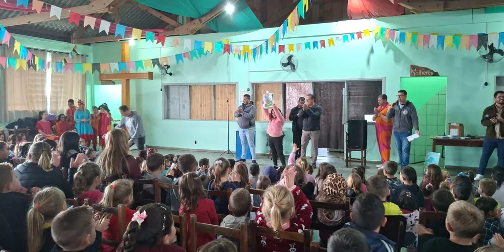 Educandos tiveram variados momentos e reconhecimento de colega durante concurso de produção textual