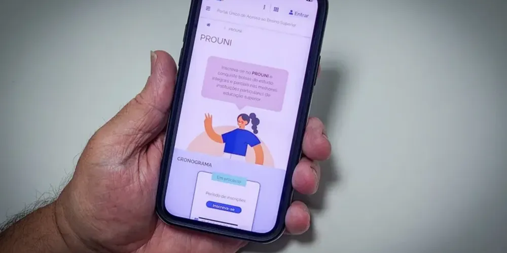 Celular com imagem da página de inscrição do Prouni