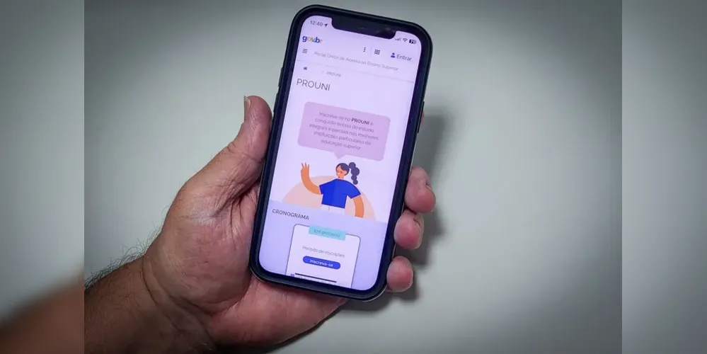 Celular com imagem da página de inscrição do Prouni