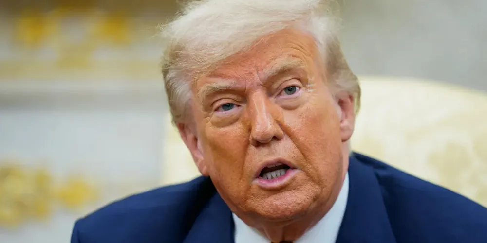 Trump assina ordem de tarifa de 50% ao Brasil