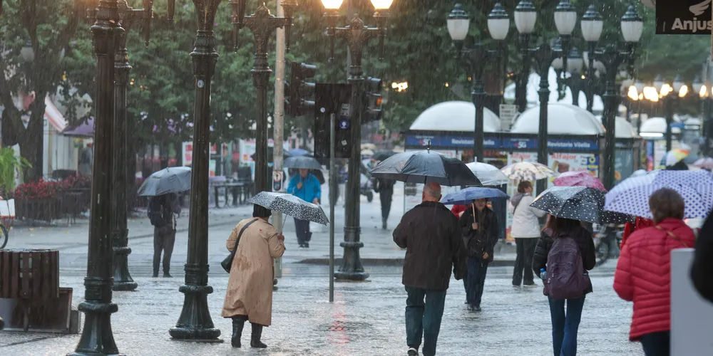 Paraná registra raios e granizo: chuva diminui na sexta, mas ganha força no fim de semana