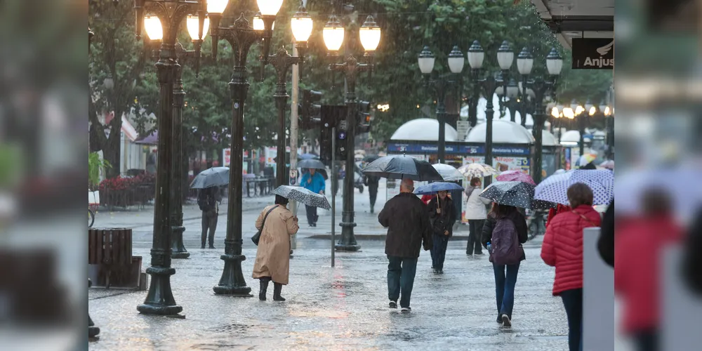 Paraná registra raios e granizo: chuva diminui na sexta, mas ganha força no fim de semana
