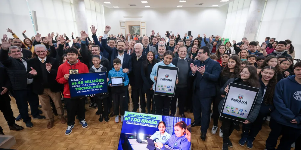 O governador em exercício Darci Piana participou nesta terça-feira (1),  da entrega de  25.040 tablets para escolas da rede estadual