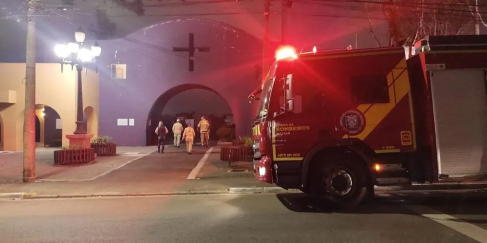 Pessoas veem mulher trancada no cemitério e ela desaparece quando os bombeiros chegam