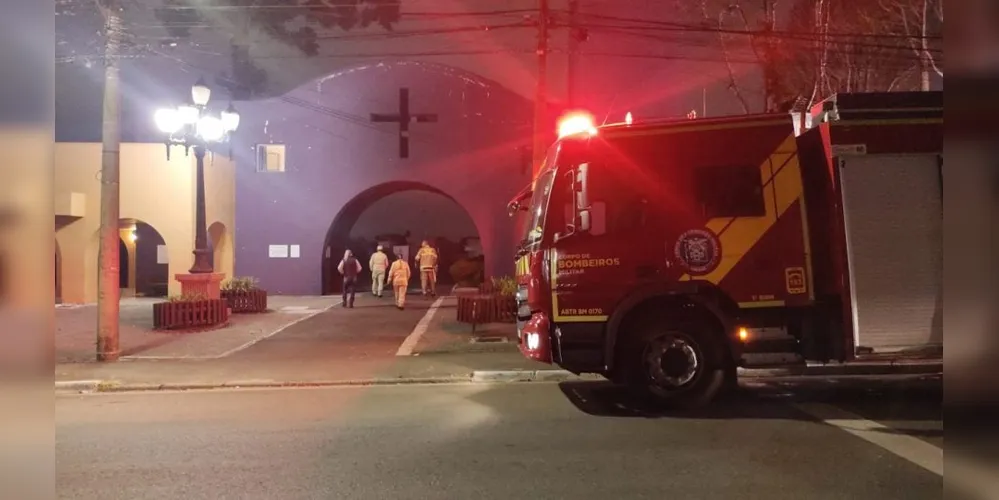 Pessoas veem mulher trancada no cemitério e ela desaparece quando os bombeiros chegam