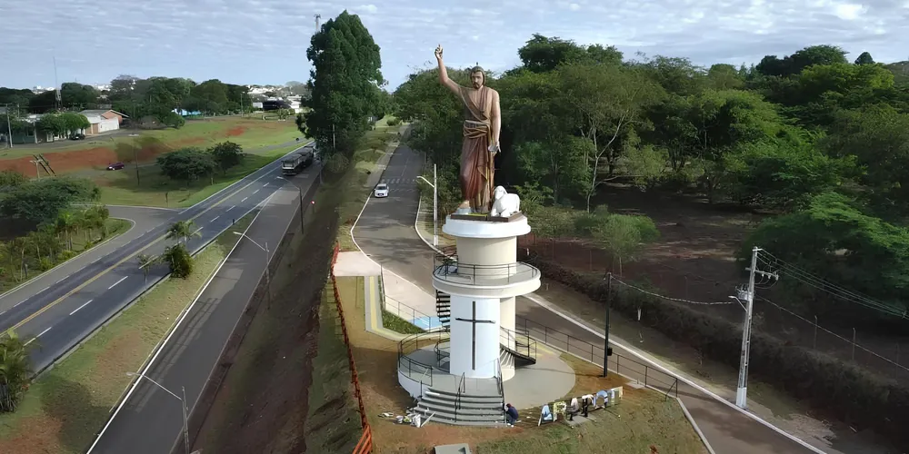 Localizado às margens da PR-092, o Mirante foi construído de forma estratégica para aumentar sua visibilidade