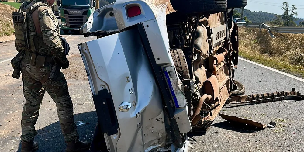 Imagem ilustrativa da imagem Veículo tombado em perseguição com PRF em PG carregava 439 quilos de maconha