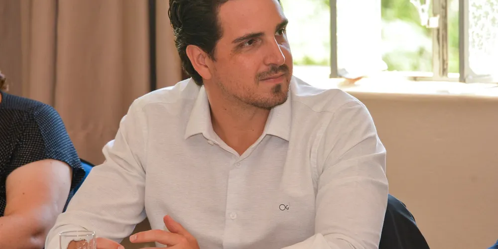 Emiliano Gomes ressaltou o aniversário da cidade, que é comemorado nesta terça-feira (15)