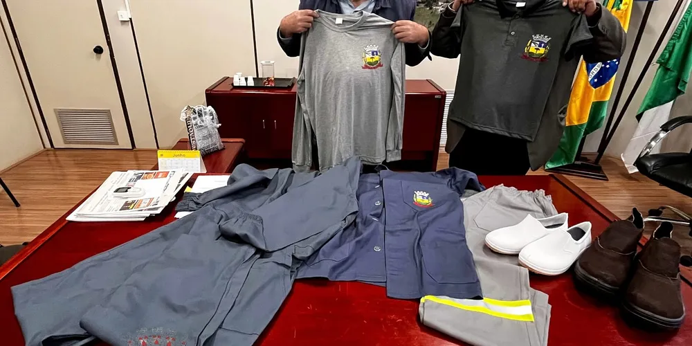 O prefeito Ivanor Müller (PP) esteve conferindo as peças antes de serem entregues