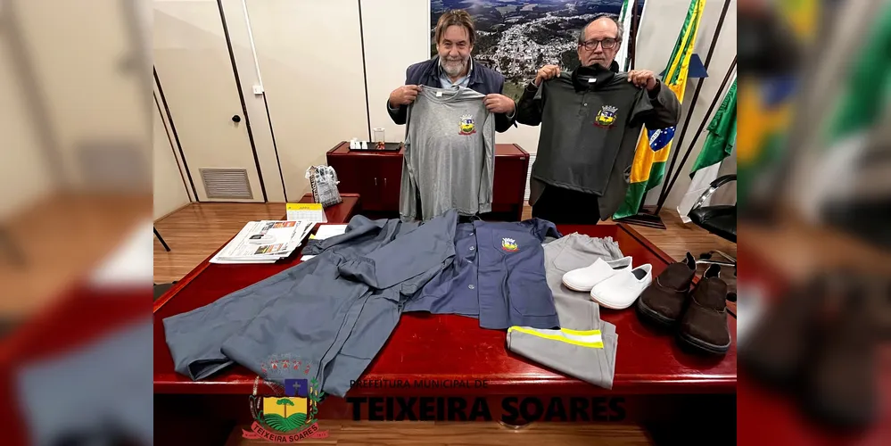 O prefeito Ivanor Müller (PP) esteve conferindo as peças antes de serem entregues