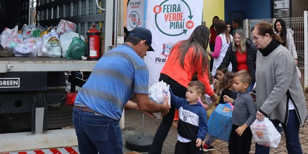 Crianças e servidores participaram ativamente da troca de materiais recicláveis