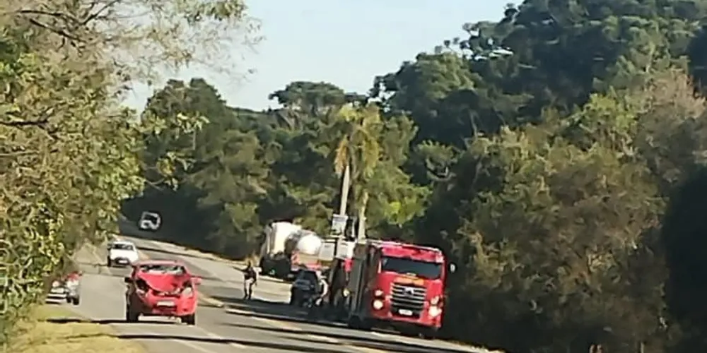 Imagens mostram momento em que o Corpo de Bombeiros chega no local do acidente