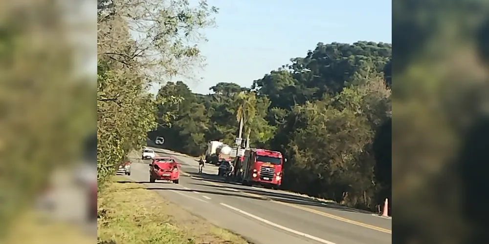 Imagens mostram momento em que o Corpo de Bombeiros chega no local do acidente