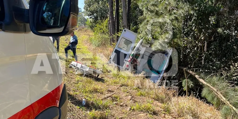 Acidente envolvendo ambulância da secretaria de saúde em Telêmaco Borba