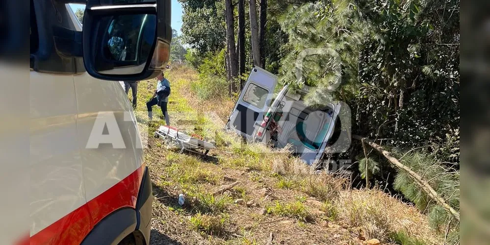 Acidente envolvendo ambulância da secretaria de saúde em Telêmaco Borba