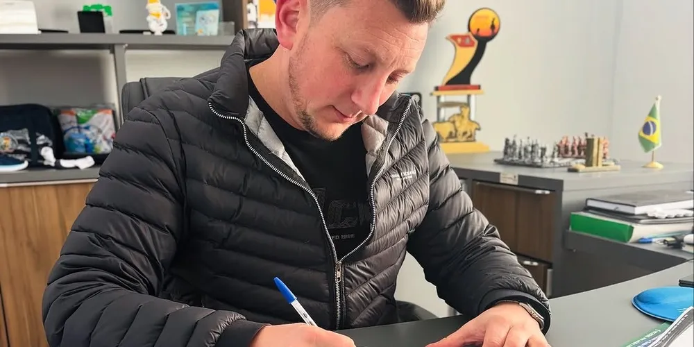 Leandro Jasinski assinou nesta terça-feira (29) a Ordem de Serviço para início da reforma do local