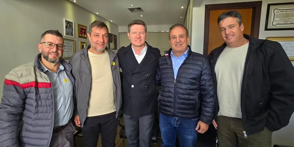 Christiano Borges, Santin Roveda, Moacyr Fadel e demais lideranças de Curiúva estiveram reunidos